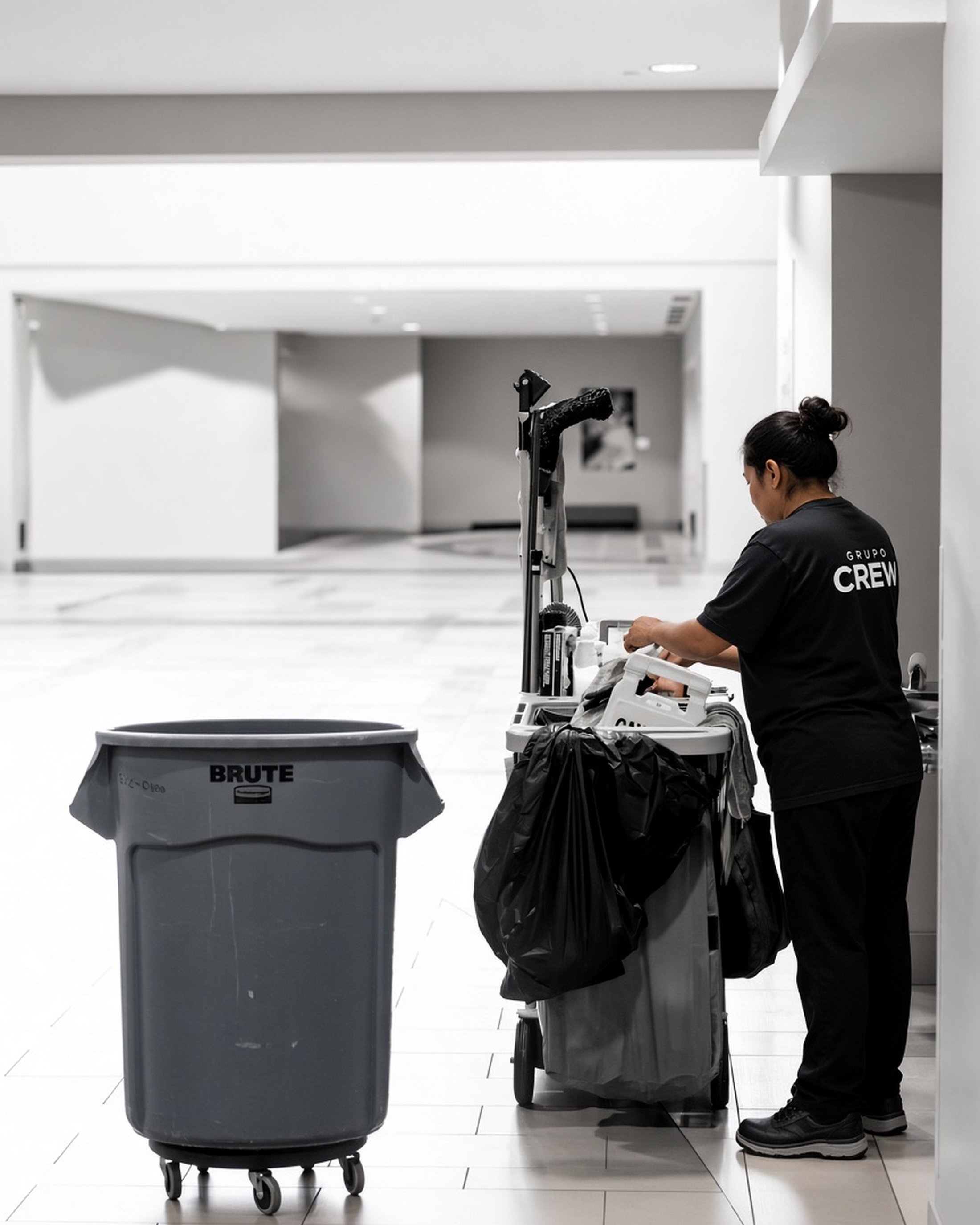 Personal de limpieza con carro de trabajo en un hall de ingreso