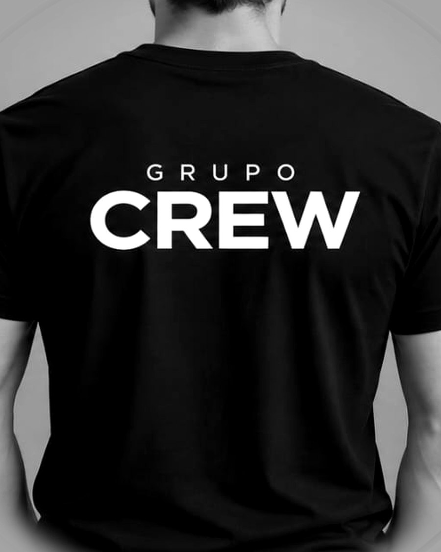 Remera negra del uniforme Grupo Crew, vista de espalda con GRUPO CREW grande
