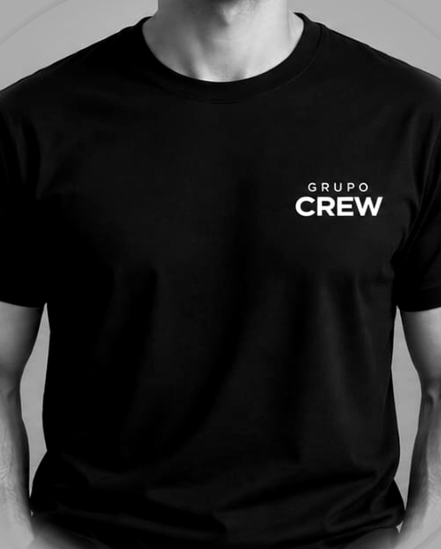Remera negra del uniforme Grupo Crew, vista de frente con logo en el pecho