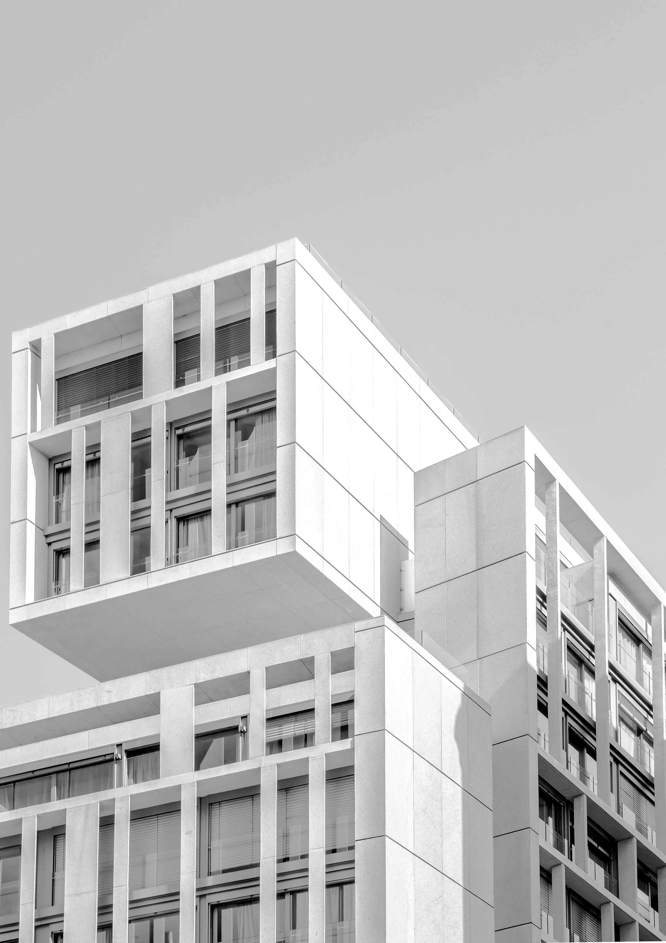 Edificio blanco de volúmenes escalonados